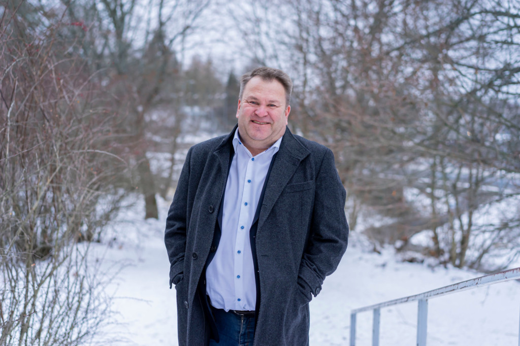 M3 Groupin toimitusjohtaja Harri Lappi seisoo toimistonsa pihalla lumisessa maisemassa.